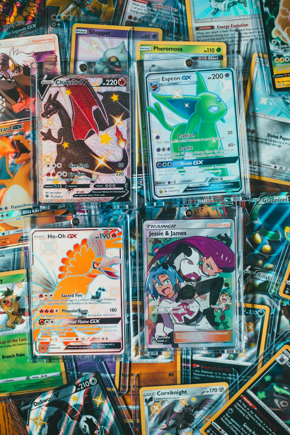 Kleurrijke Pokémon-ruilkaarten verspreid over een donkere tafel.