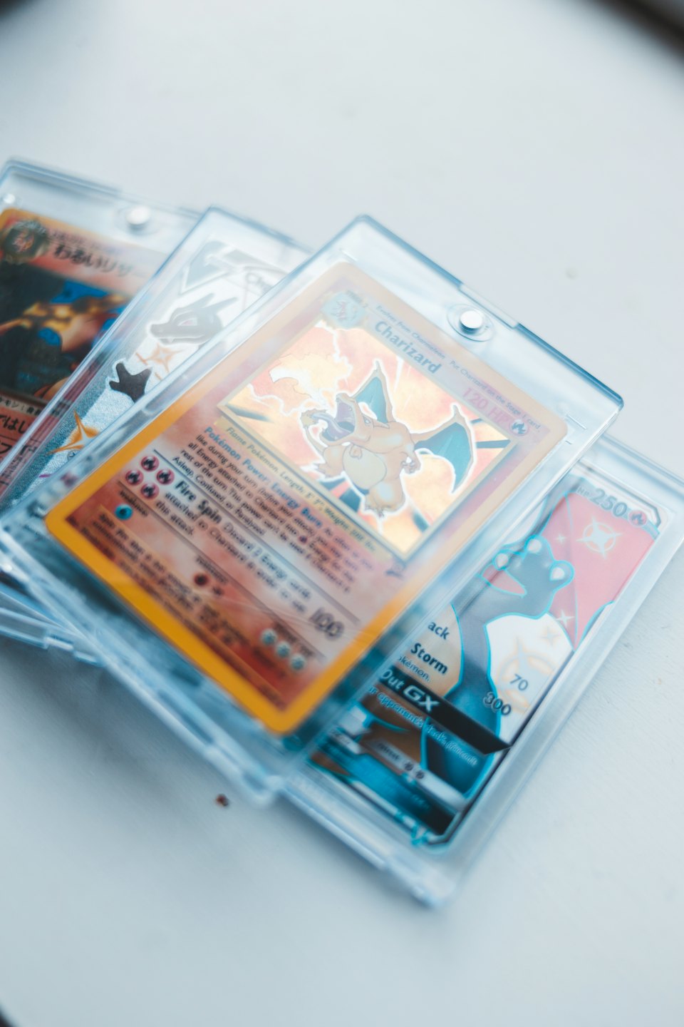 Charizard en andere verzamelbare ruilkaarten in plastic hoezen.